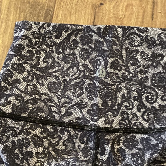 EUC Lululemon Lace Leggings, Luxtreme, Sz 4 - Picture 2 of 3